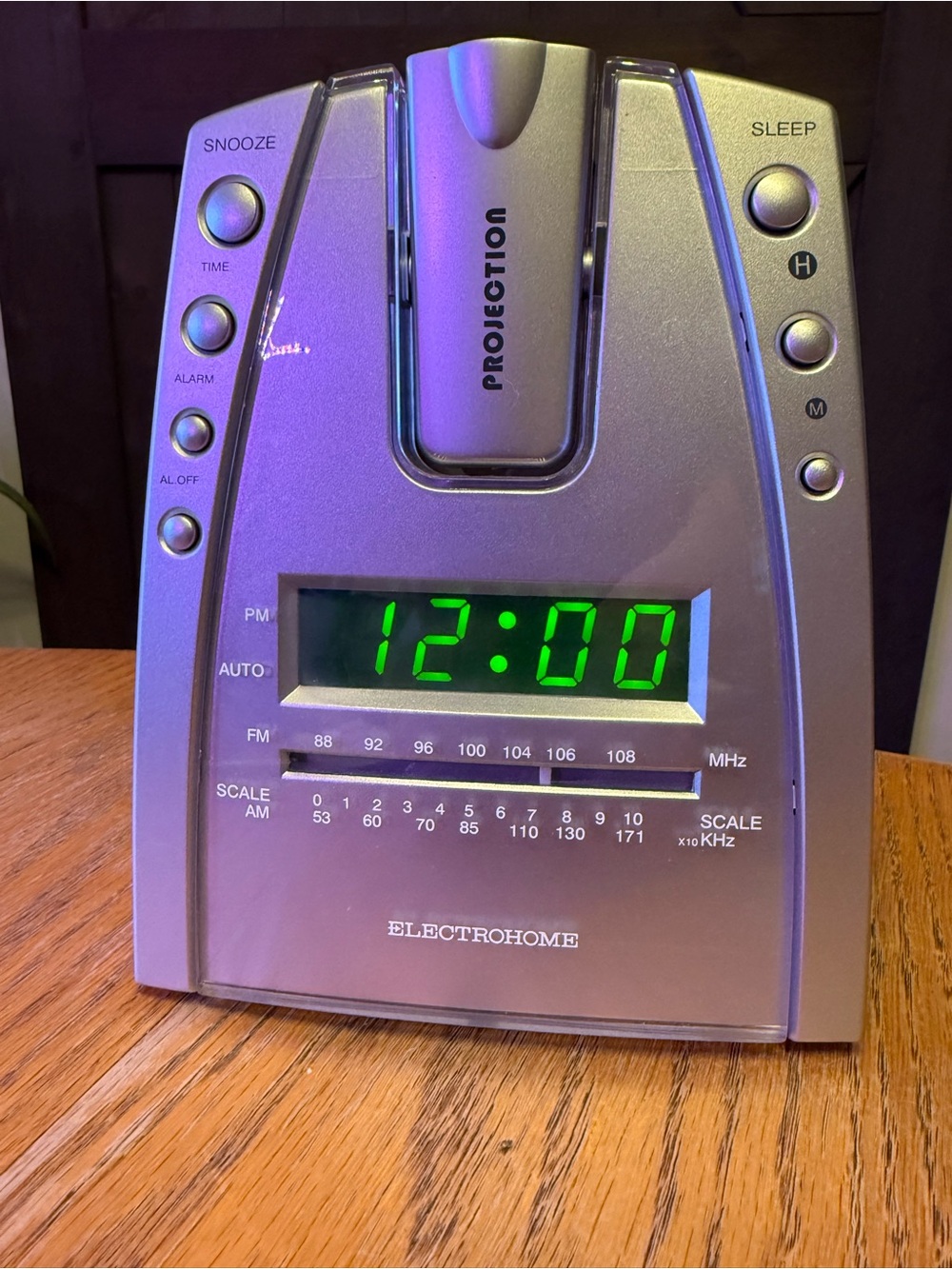 Electrohome CR638E Projection AM/FM Clock Radio Instruction Manual - Grey